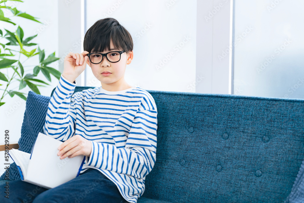 Fototapeta premium メガネをかけた男の子