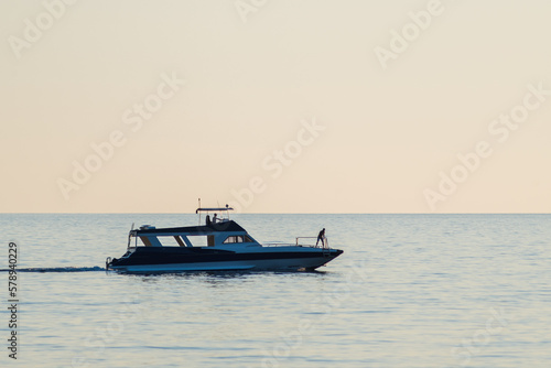 Silhouette of a boat on the open sea © Branimir