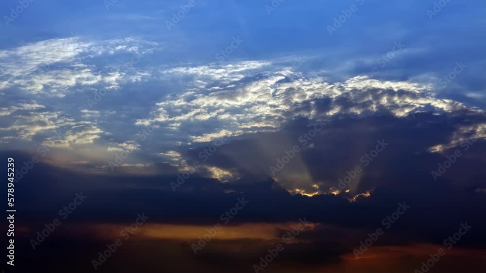 Malerischen Sonnenuntergang hinter formenreichen Wolkenschichten (Video Hintergrund) Malerischen Sonnenuntergang hinter formenreichen Wolkenschichten (Video Hintergrund)