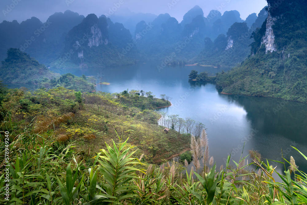 Obraz premium See the romantic and peaceful sunset in Thuong Lam, Tuyen Quang province, Vietnam