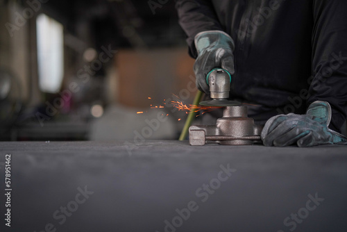 サンダーで部品加工をする手元