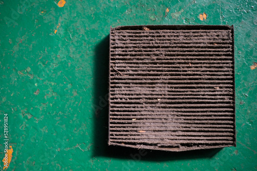 埃で詰まったエアコンフィルター