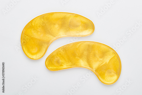 Foto Gold hydrogel eye patches on white background.