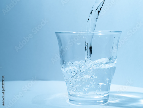 グラスに水を注ぐ