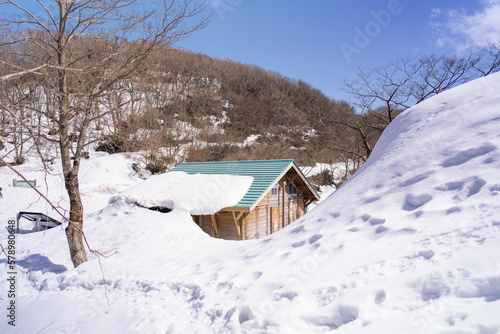 石川県金沢市にある医王山、白兀山を雪山登山している風景 Scenery of snow climbing Mt. Iozen and Mt. Shirahage in Kanazawa City, Ishikawa Prefecture, Japan. © Hello UG