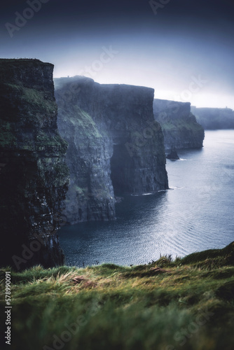 Le famose Cliffs of Moher in un atmosfera da brividi con la nebbia che quasi le ricopre, sono una delle più celebri attrazioni in Irlanda.