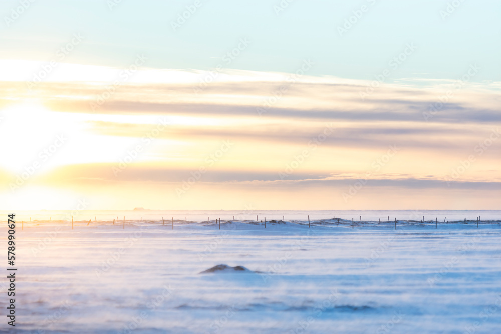 imagen de un paisaje nevado con el cielo azul y las nubes iluminadas por el sol imagen de un paisaje nevado con el cielo azul y las nubes iluminadas por el sol