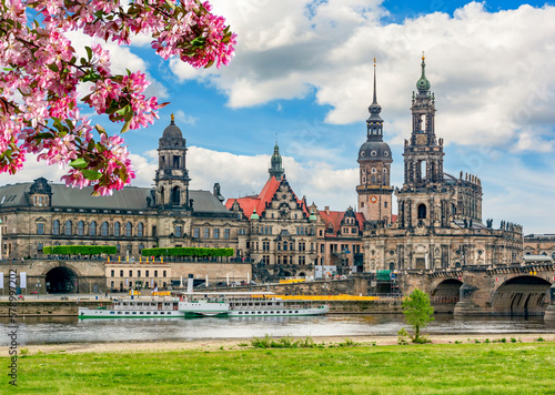 Fotografia Dresden cityscape with cathedral, castle and Elbe river in spring, Saxony, Germa