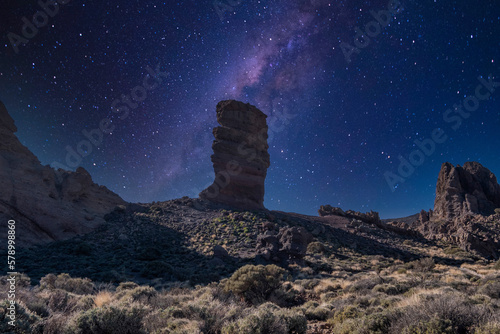 Im Teide- Nationalpark auf Teneriffa die Caldera in verschiedenen Lichtsituationen