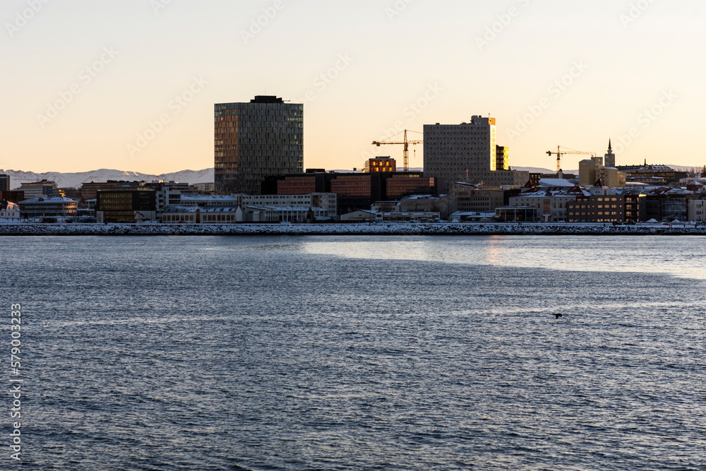imagen de la ciudad de Reykjavik des del mar con las primeras luces del día 