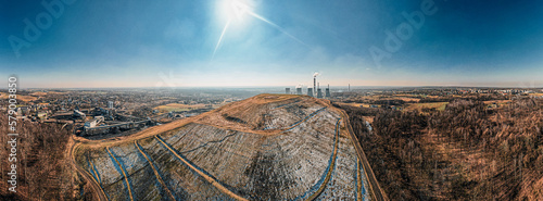 Największa w Europie hałda odpadów z kopalni węgla kamiennego. Hałda Skalny w Łaziskach Górnych na Śląsku w Polsce, zimą z lotu ptaka.
