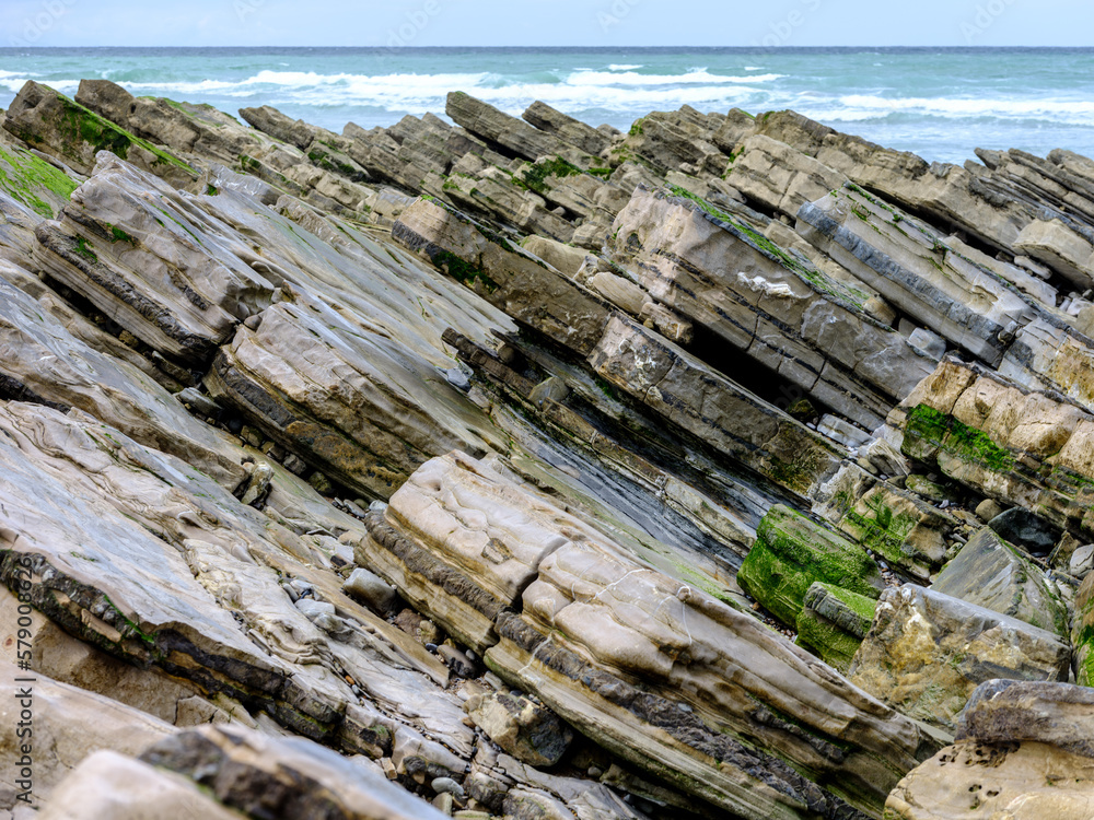 roches sur une plage basque