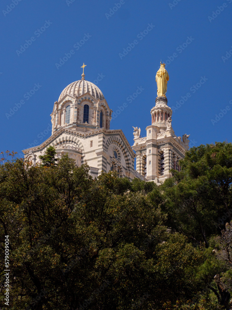Basilique Notre-Dame-de-la-Garde à Marseille et végétation