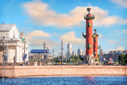 Foto Rostral columns and the Exchange building and the Neva river, St