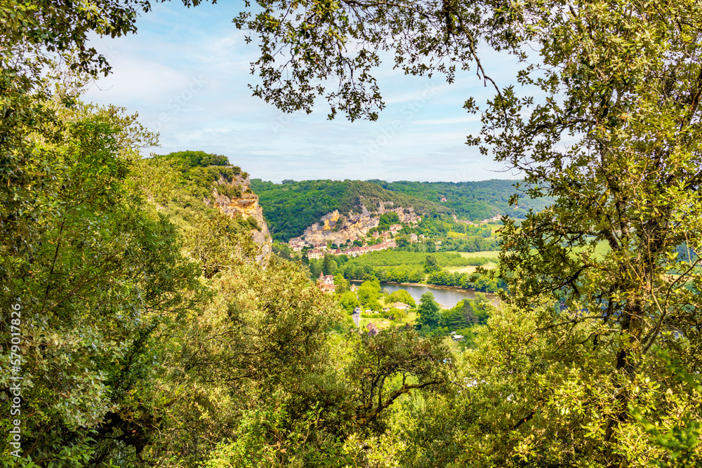 Blick aus dem Garten von Burg Marqueyssac über die Dordogne nach La Roque-Gageac