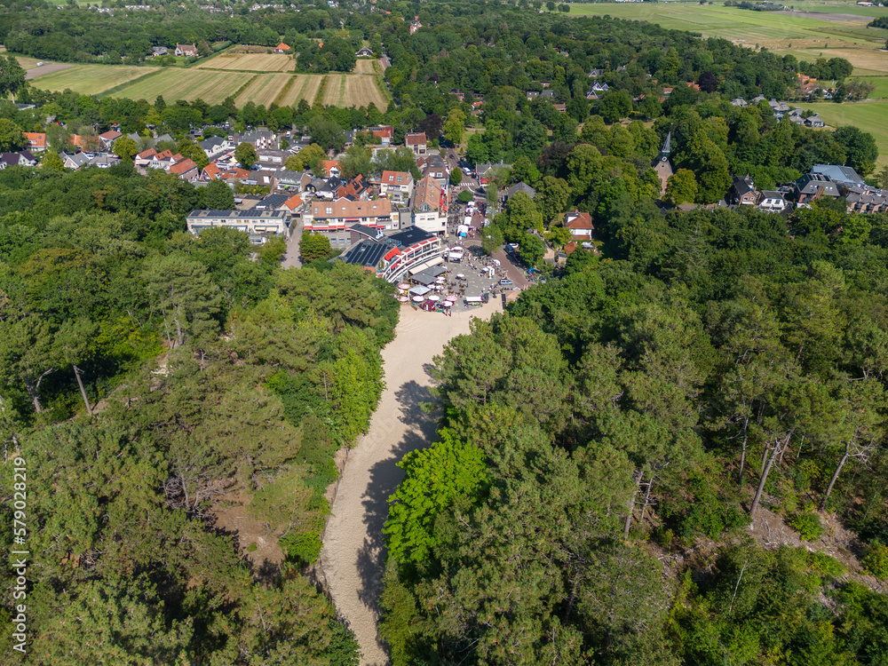Luftaufnahme mit Blick auf die Schoorlser Düne in Schoorl. Provinz Nordholland in den Niederlanden