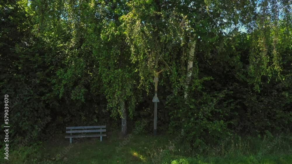 Filmmaterial eines Wegkreuzes im Bayerischen Wald bei Grafenau mit Wiesen Felder und Bergen im Sommer im Sonnenlicht und blauem Himmel und saftig grüner Natur Landschaft, Deutschland Filmmaterial eines Wegkreuzes im Bayerischen Wald bei Grafenau mit Wiesen Felder und Bergen im Sommer im Sonnenlicht und blauem Himmel und saftig grüner Natur Landschaft, Deutschland