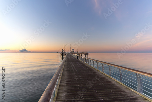 Die Seebrücke im Ostseebad Grömitz bei Sonnenaufgang, Schleswig-Holstein