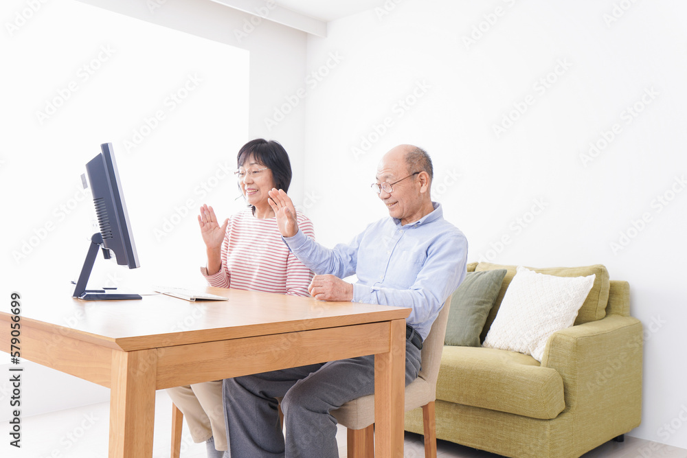 パソコンでテレビ電話をする高齢の夫婦 パソコンでテレビ電話をする高齢の夫婦
