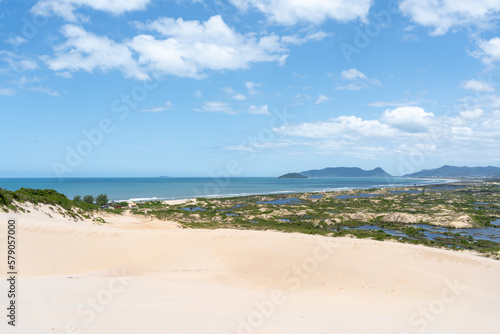Paisaje de las Dunas y de la playa Joaquina en la Isla de Florianópolis en Brasil. 