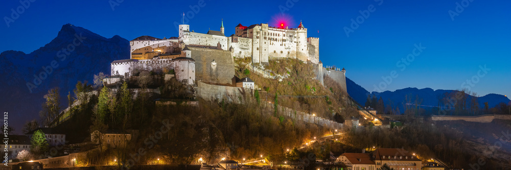 Fototapeta premium Festung Hohensalzburg in Salzburg am Abend - Panorama