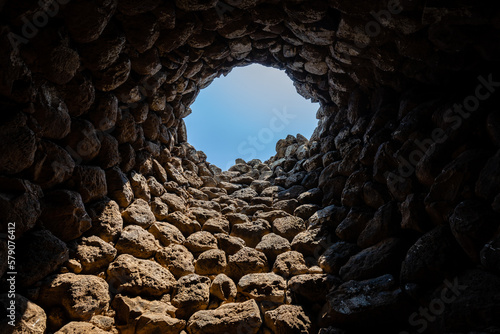 Foto prehistoric tower of stones as tomb at nuraghe in sardinia