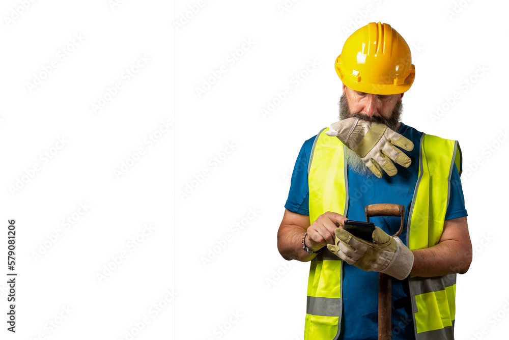 Obrero de la construcción consultando el móvil en el trabajo. Fondo blanco con espacio para texto. Obrero de la construcción consultando el móvil en el trabajo. Fondo blanco con espacio para texto.