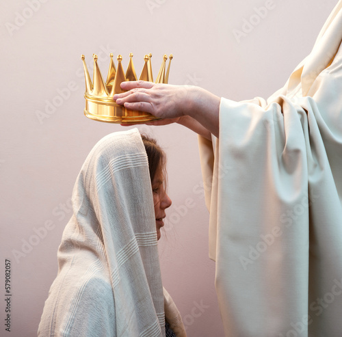 Fotografiet Hands placing a crown on a woman's head