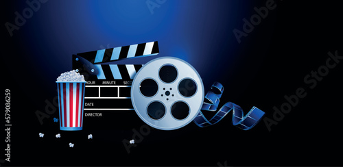 bobina cinema con pellicola, spettacolo, film, su sfondo blu	
