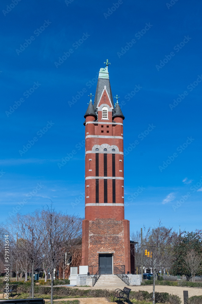 Salisbury, Carolina del Norte, Usa. November 26, 2022: Bell tower with blue sky and autumn trees.