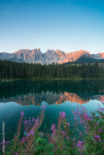 Bergsee mit Spiegelung und Fels Panorama in den Alpen. Karer See in den Dolomiten in Südtirol.