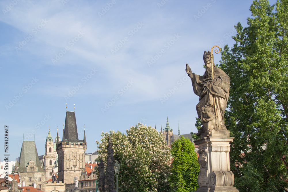 Obraz premium Beautiful view of the Malostranska tower of Charles Bridge at dawn in Prague, Czech Republic