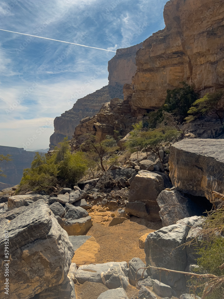 Widok na wyschniętą rzekę w kanionie Jabal Shams, w Omanie.