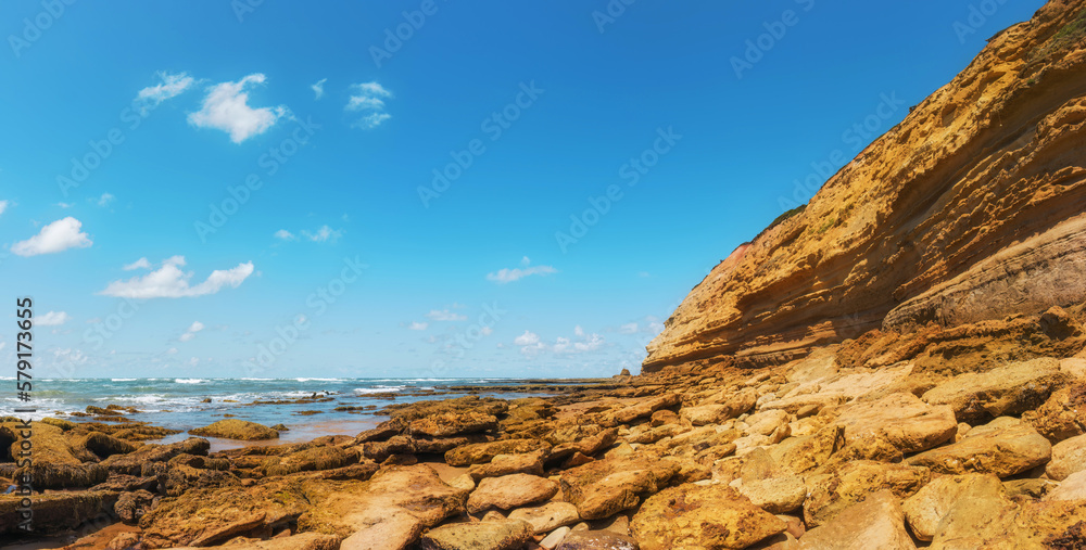 Obraz premium Rugged limestone cliffs near Jan Juc, Great Ocean Road, Victoria, Australia