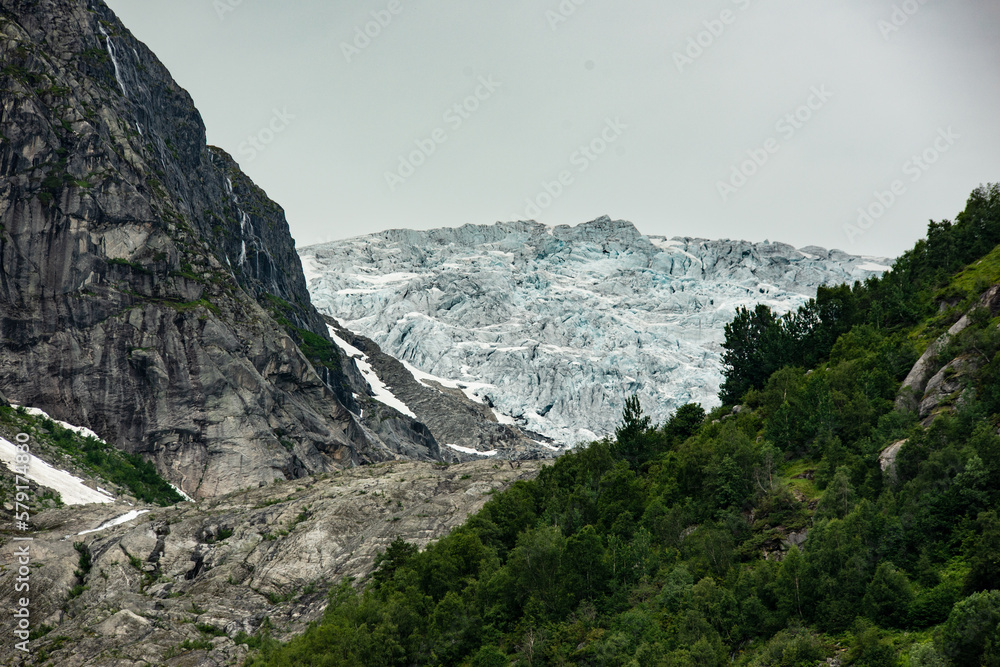 Obraz premium Weg zum Gletscher Bergsetbreen im Jostedalen, Norwegen