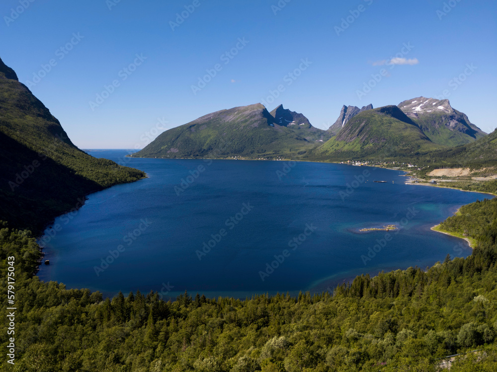 Naklejka premium Majestic Landscape in Bergsbotn, Norway