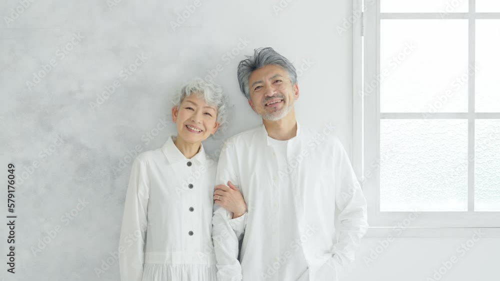 寄り添うシニアカップル