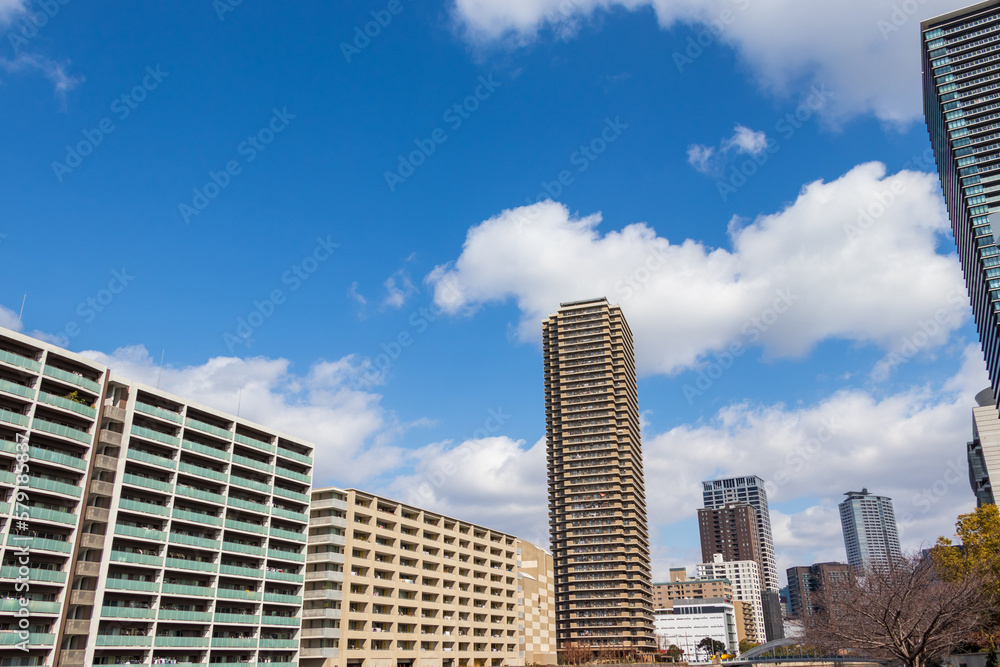 Fototapeta premium マンションが立ち並ぶ街の風景
