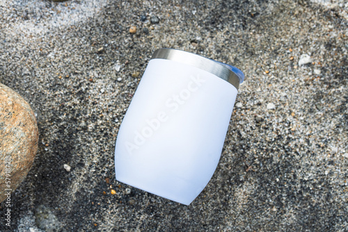 With its clean sandy beach setting, this blank wine tumbler is the perfect way to evoke feelings of relaxation and calm