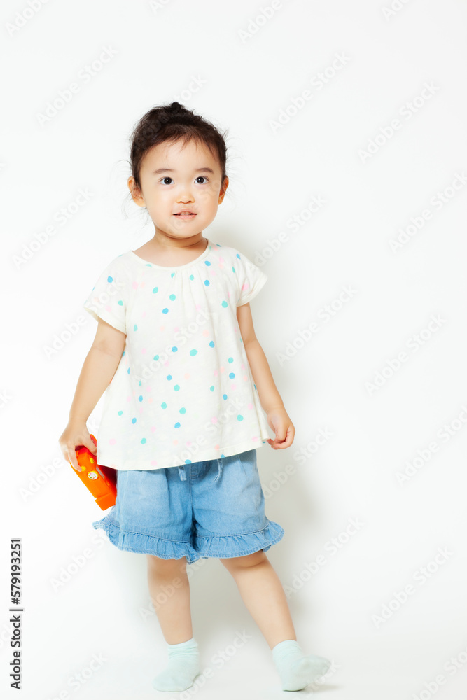 上を見つめる3歳の女の子 上を見つめる3歳の女の子