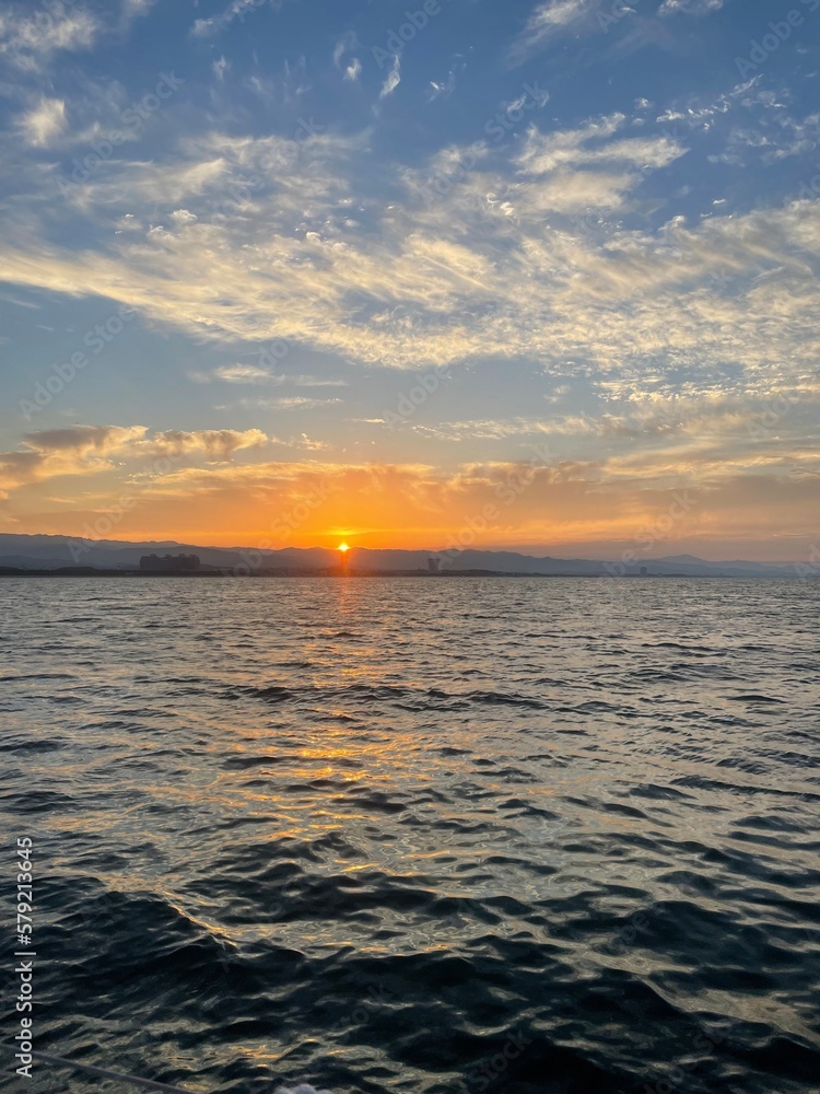 Obraz premium Mesmerizing Sunset Over the Sea: A Perfect Beach Getaway