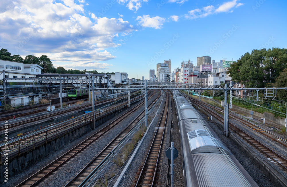 電車 鶯谷駅