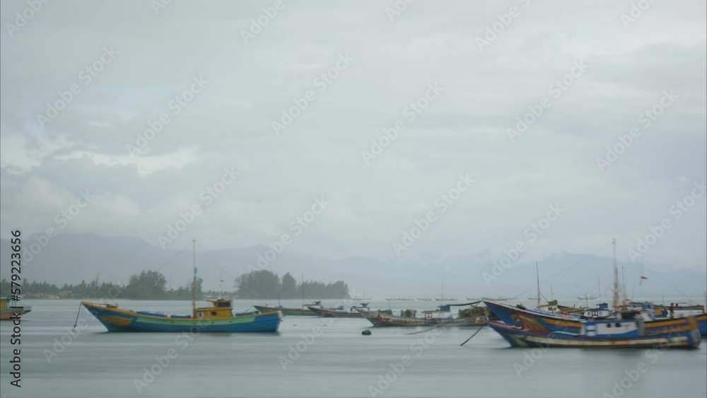 This is the condition of fishing boats at sea in the morning which are small in size This is the condition of fishing boats at sea in the morning which are small in size