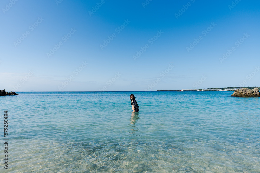 沖縄の海の女性