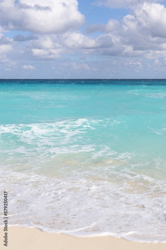 Hermoso color turquesa del mar en Cancún México
