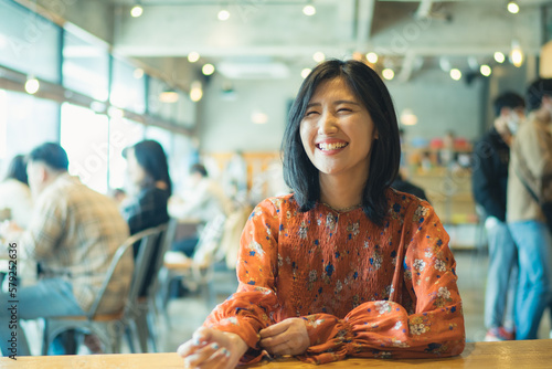 沖縄のハンバーガー屋さんでランチする女性 photo