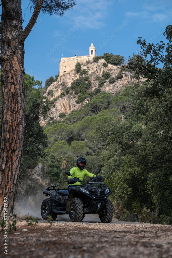 Fototapeta premium vehículo, deporte, extremidad, todoterreno, conducir, moto, aventura, rueda, carretera, auto, transportación, diversión, terreno, carrera, motor, al aire libre, aislada, militar, soldado, ejército, 