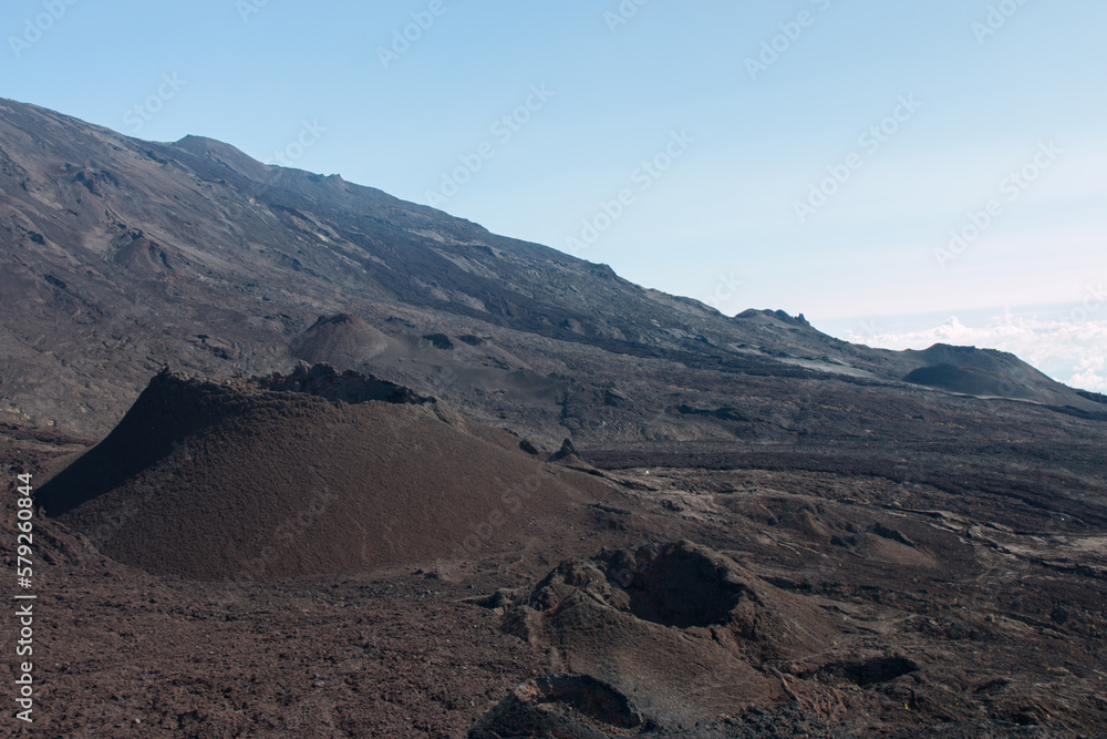 Foto de Piton de la Fournaise avec le cratère chateau fort, ile de La