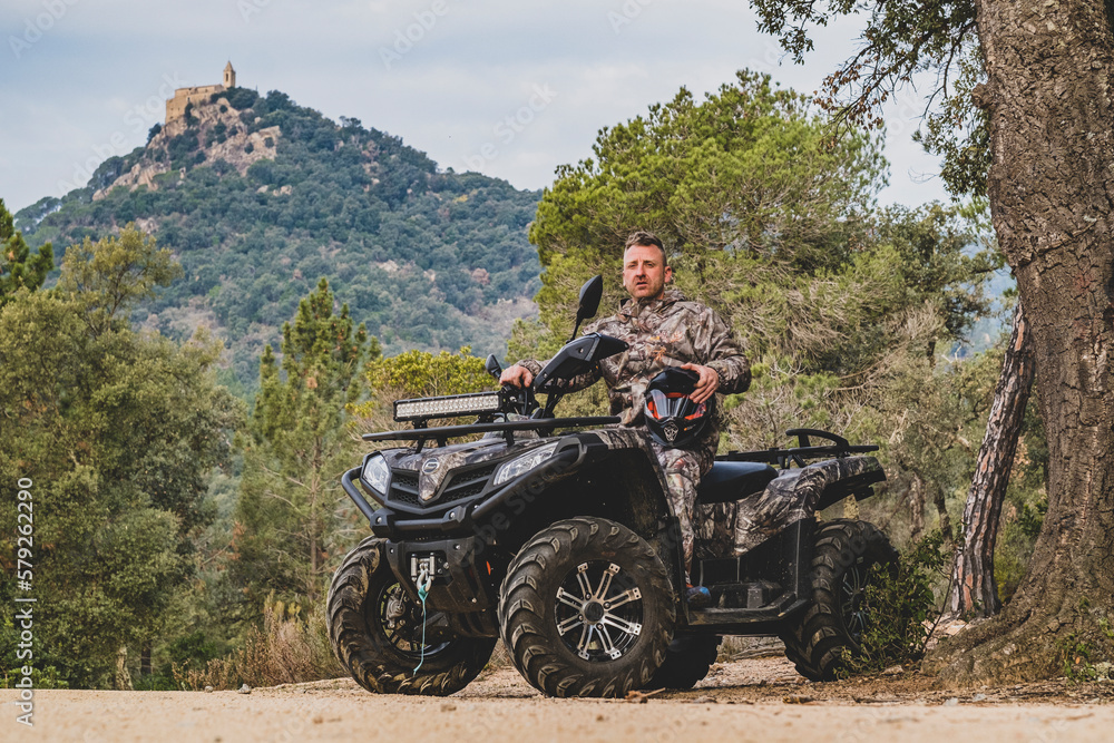 Fototapeta premium vehículo, deporte, extremidad, todoterreno, conducir, moto, aventura, rueda, carretera, auto, transportación, diversión, terreno, carrera, motor, al aire libre, aislada, militar, soldado, ejército, 