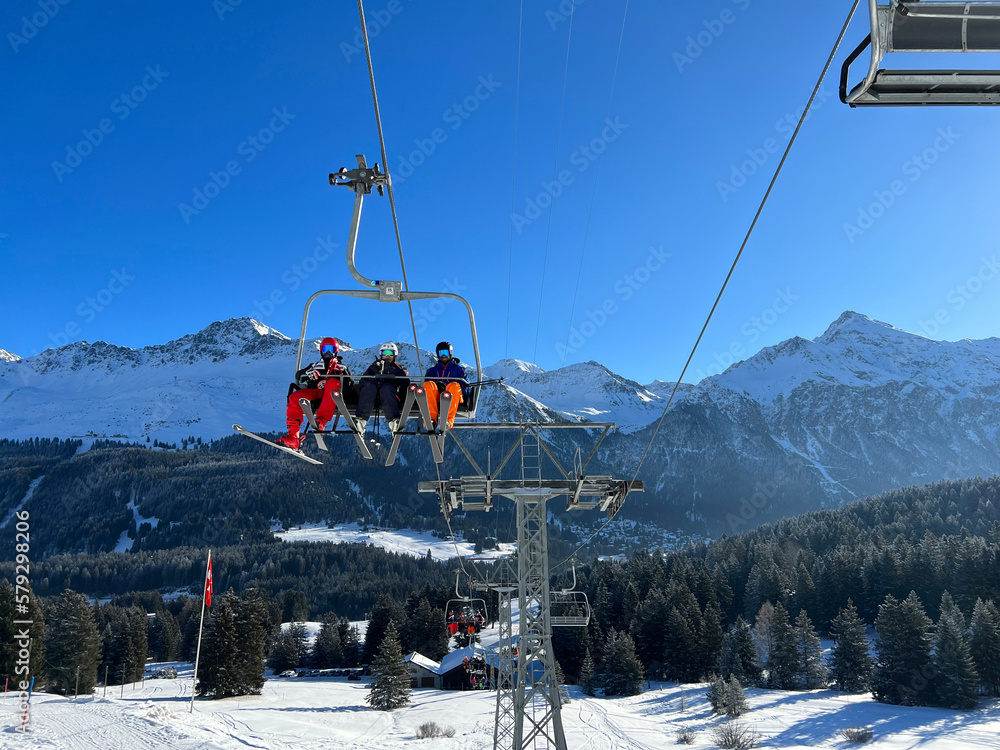 Fototapeta premium 4pers. High speed chairlift (detachable) Pedra Grossa or 4er Hochgeschwindigkeits-Sesselbahn (Kuppelbar) Pedra Grossa in the Swiss winter resorts of Valbella and Lenzerheide - Switzerland (Schweiz)
